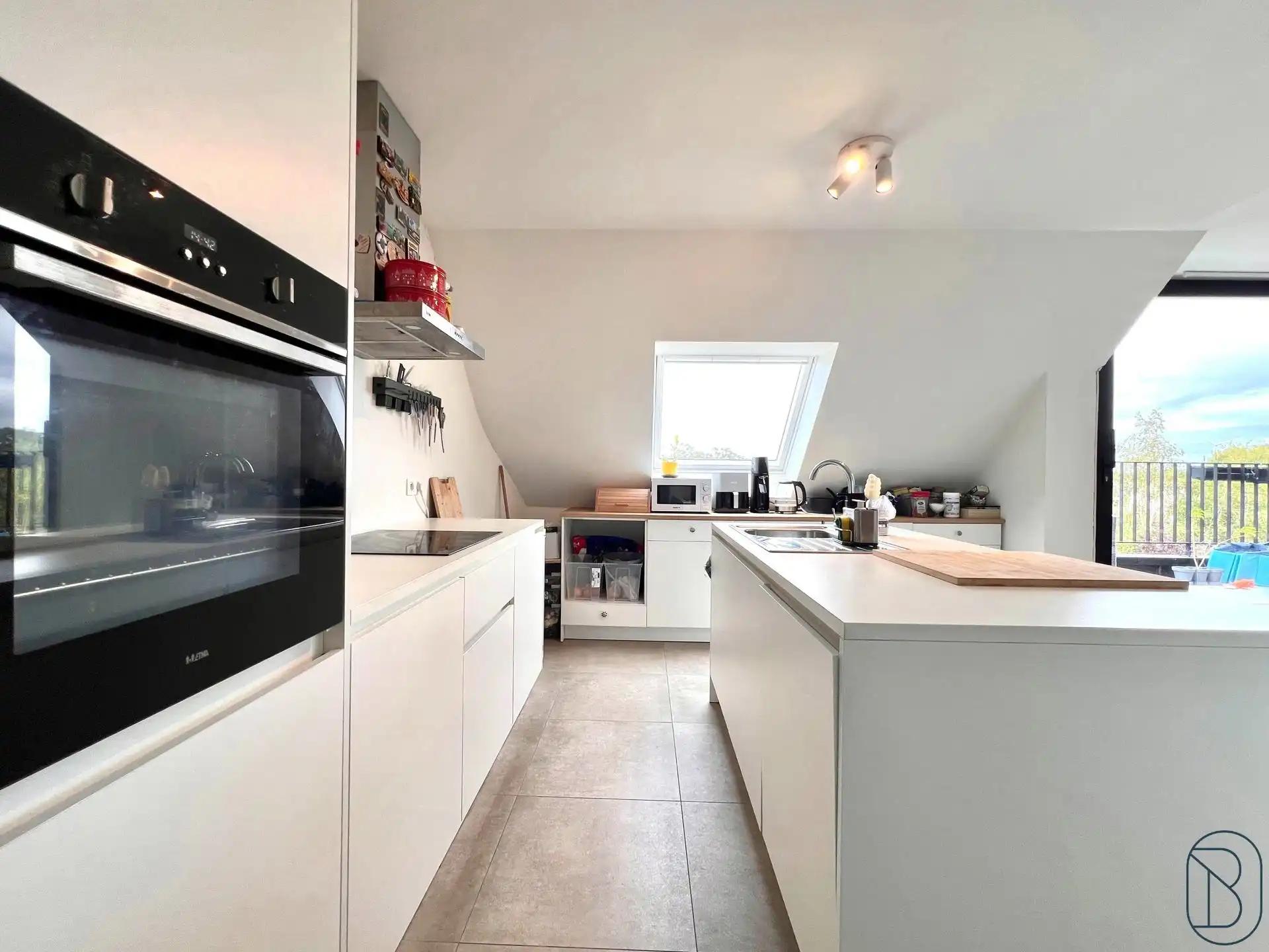 Leuk recente penthouse met terras en 2 SLK! foto 8