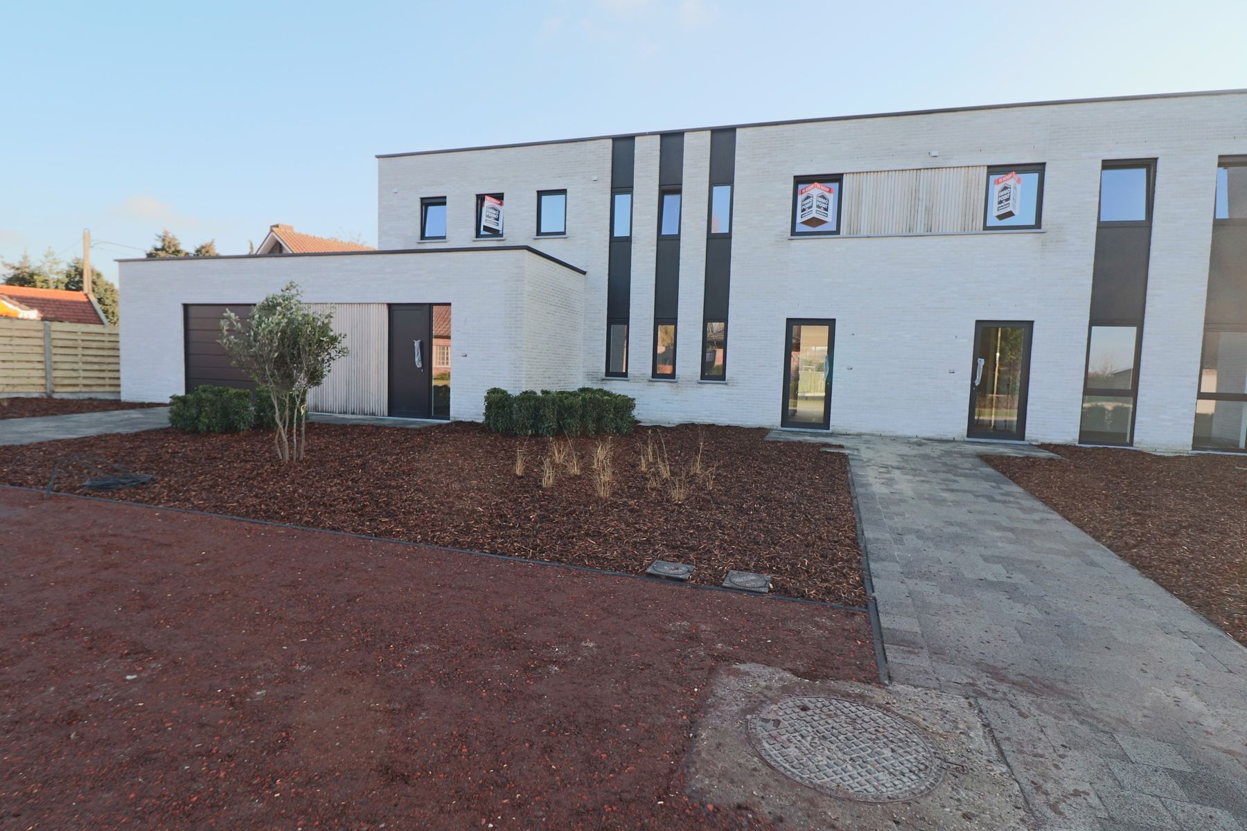 Woning met 3 slaapkamers en fietsenberging/carport op perceel van ca 367m² foto {{pictureIndex}}