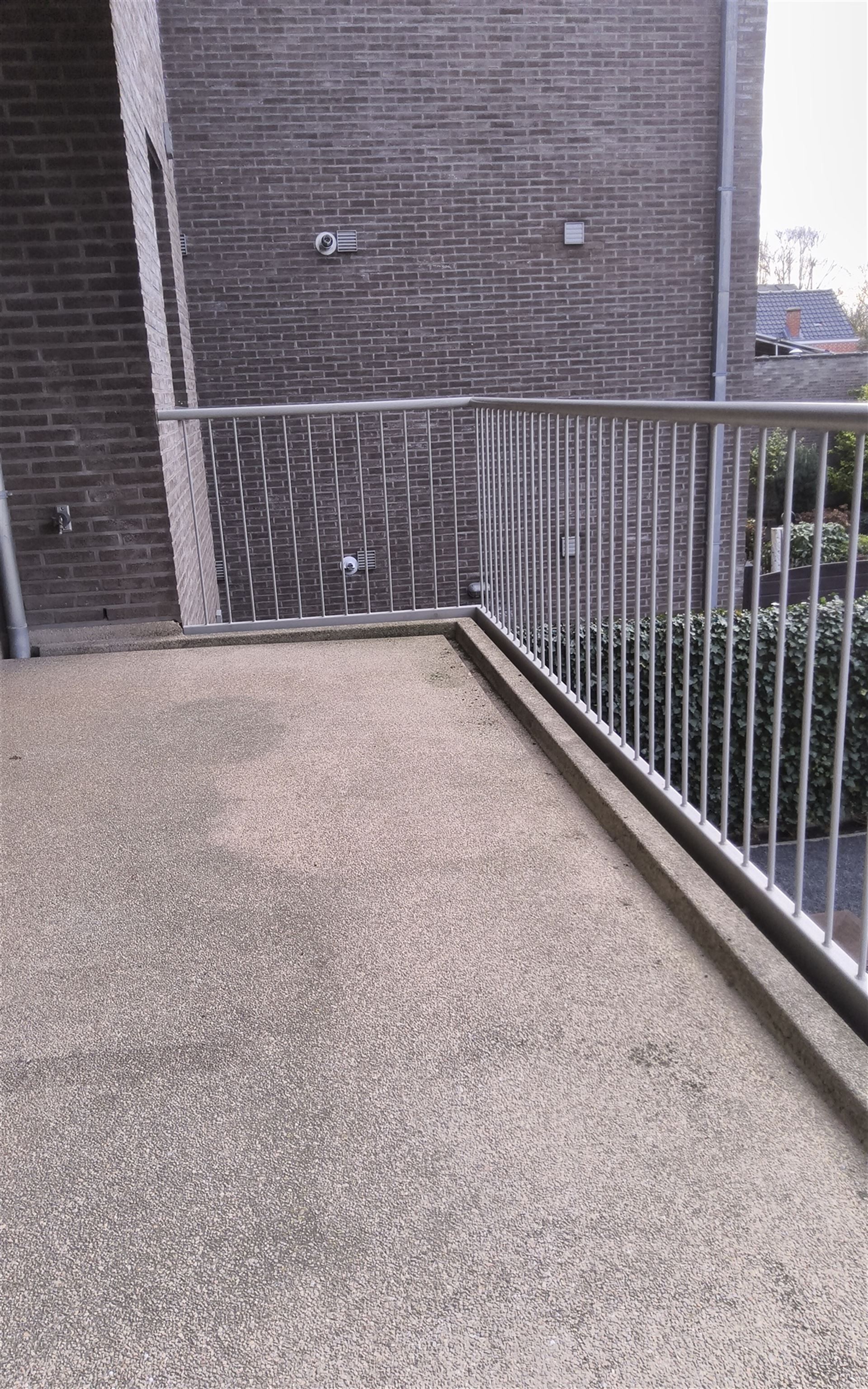 Ruim 2 slaapkamer-appartement met garage foto 24