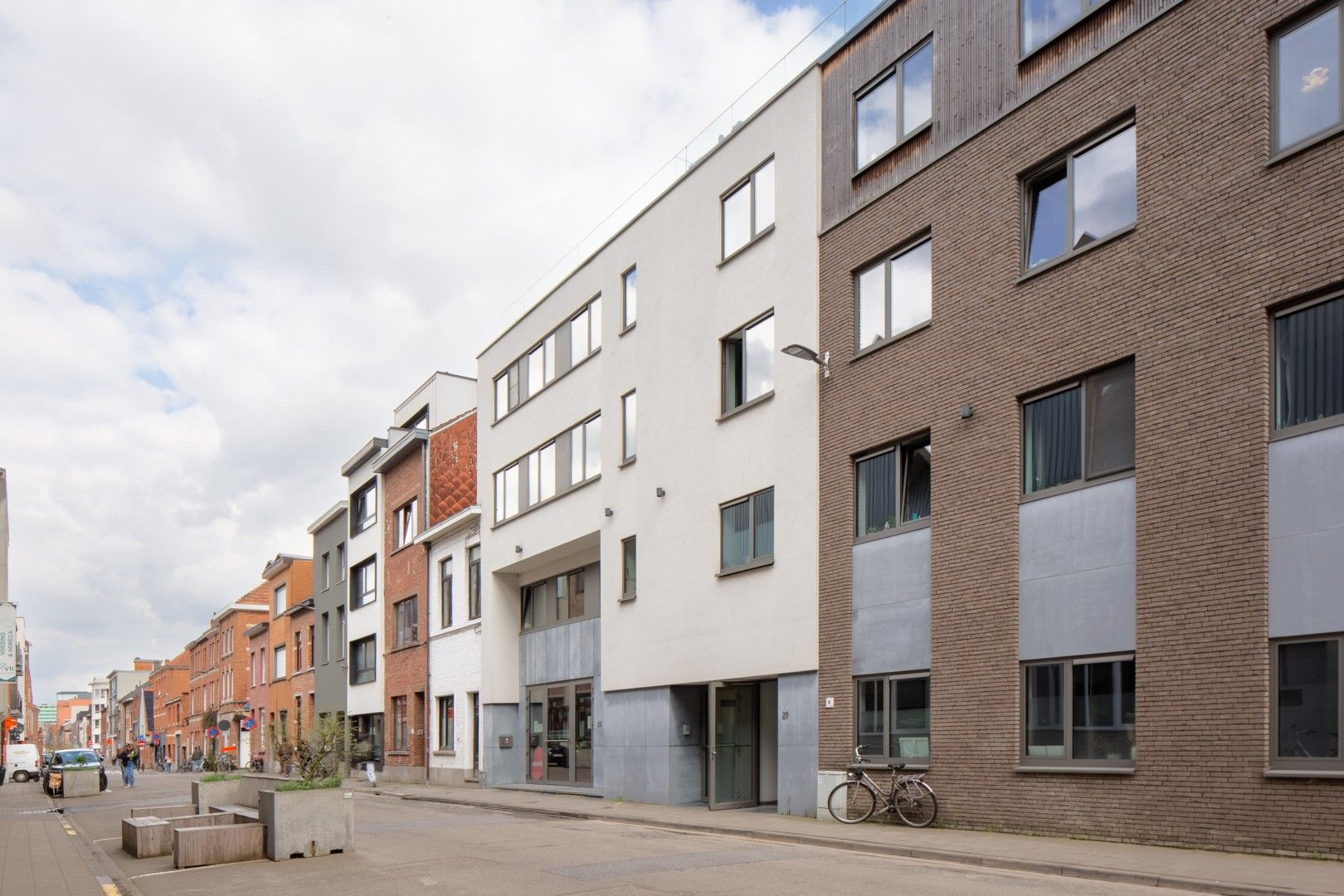 Bemeubelde ruime studio in recente residentie foto 3