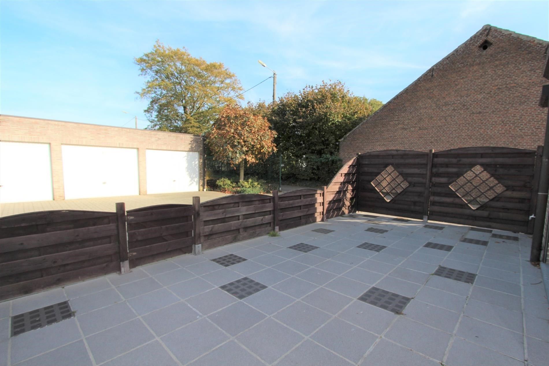 MOOI GELIJKVLOERS APPARTEMENT MET GROOT TERRAS + GARAGE foto 5