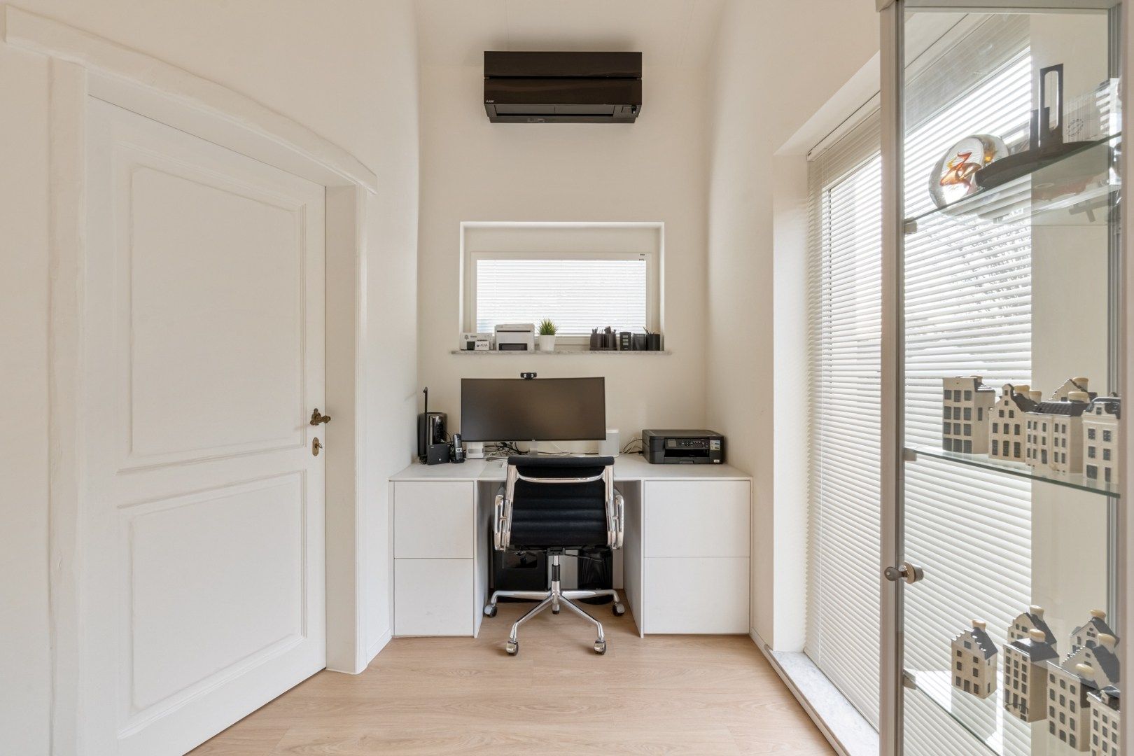 Verrassende villa met luchtig interieur en grote tuin foto 7