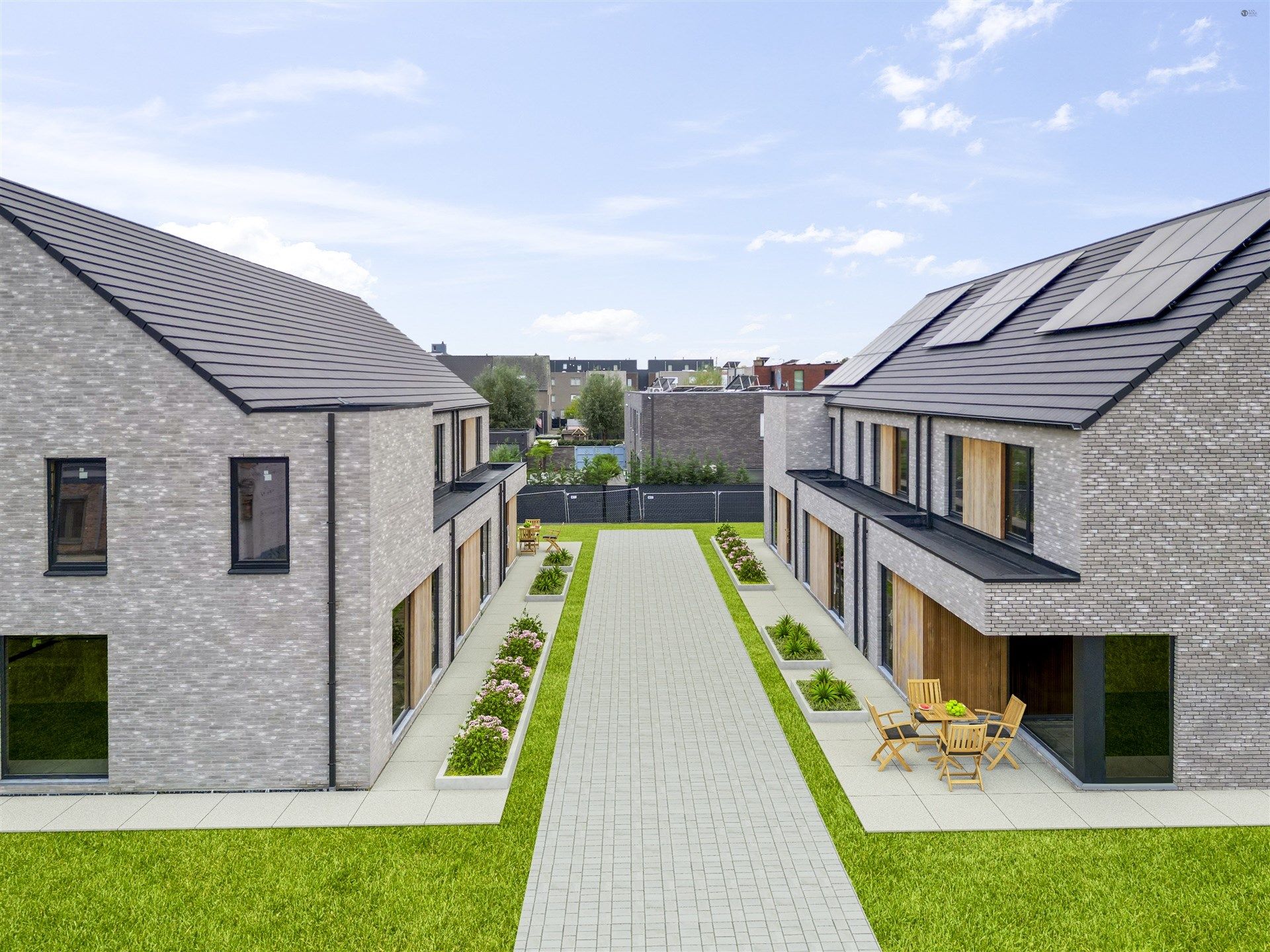 Ruime rijwoning met uitweg langs achter foto 2