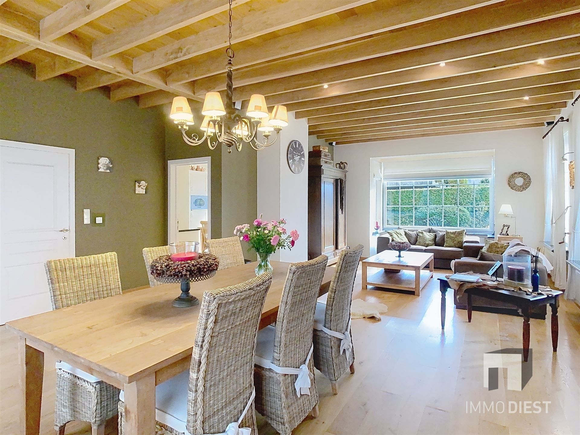 Ontdek deze solide, karaktervolle woning in Veerle met een zeer gunstige ligging op 10 are. foto 9