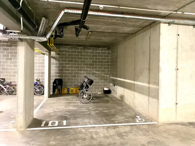 Ruime ondergrondse parking foto {{pictureIndex}}