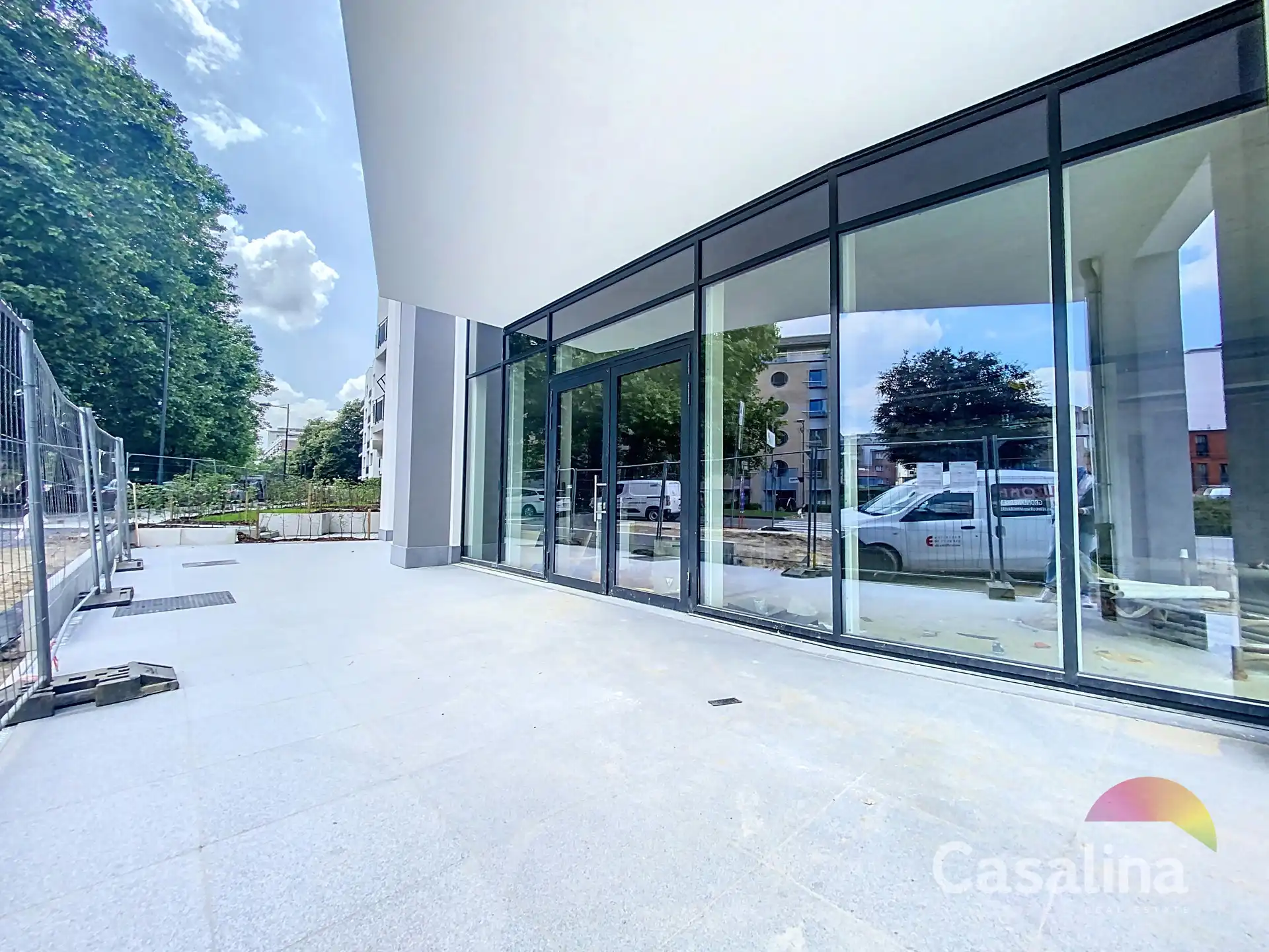 Handelsgelijkvloers te huur in een nieuwbouwproject foto 3