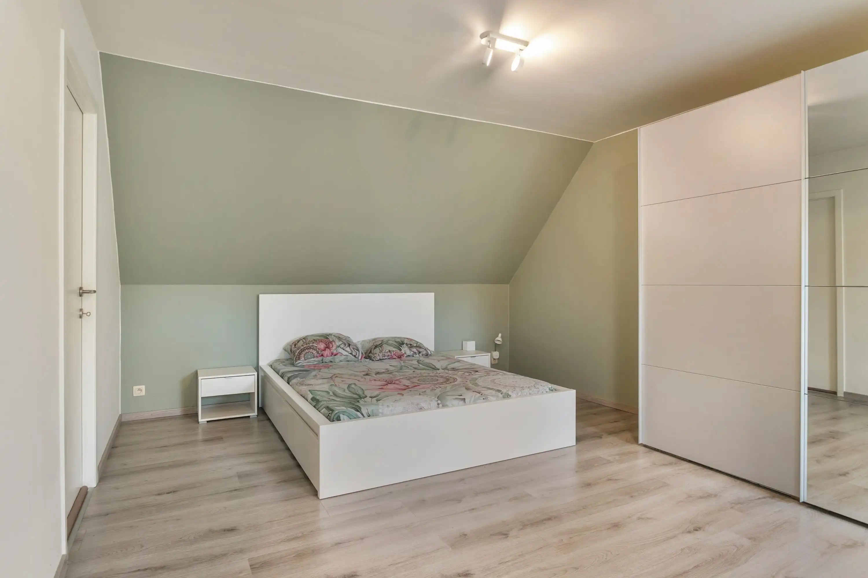 Ruim instapklaar huis: 4 slaapkamers, garage en grote tuin foto 24