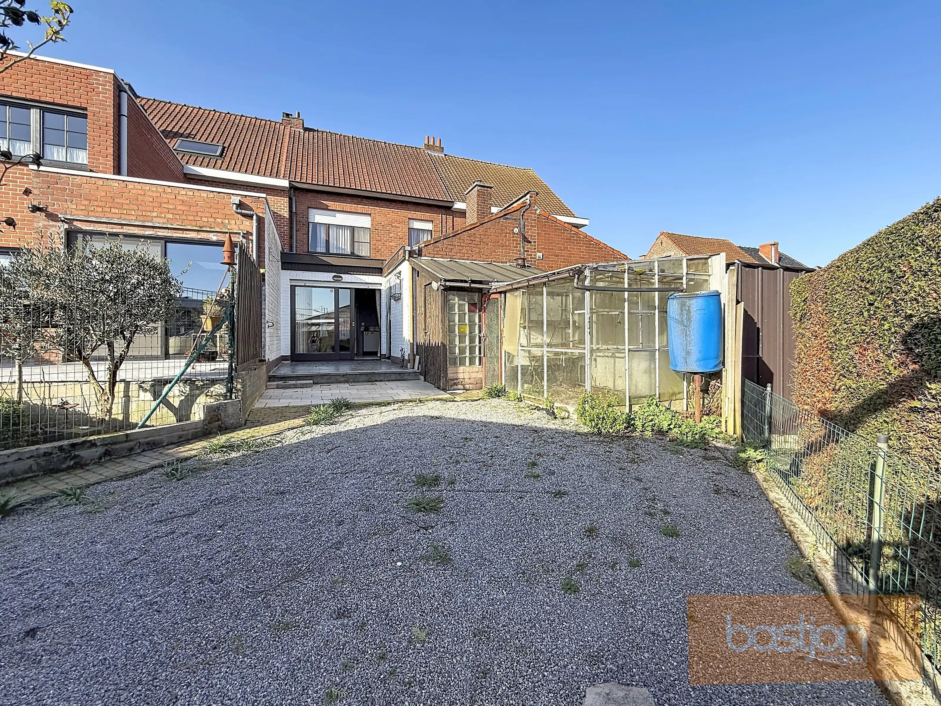 Te renoveren woning met goede ligging foto 16