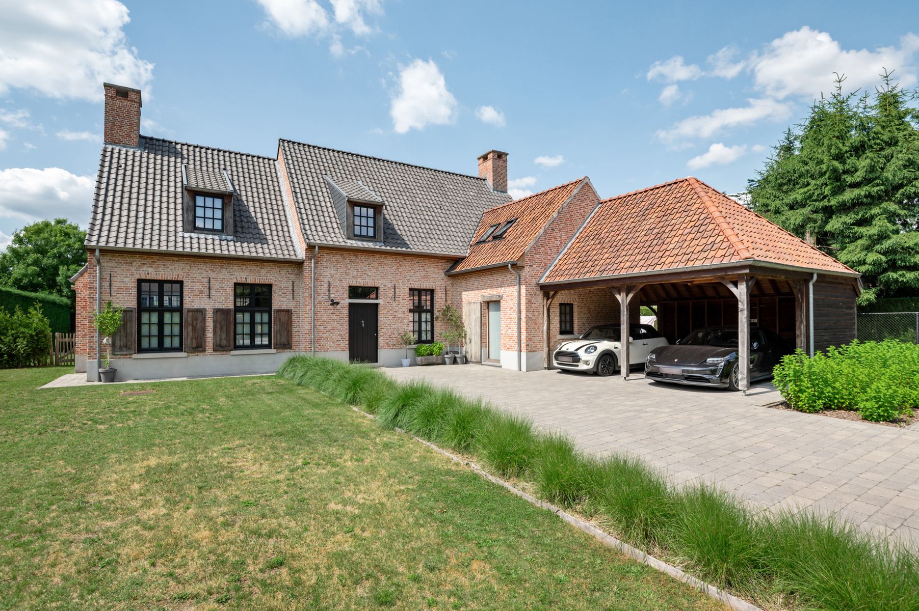 Energiezuinige en instapklare pastorijvilla op ca. 1512 m².  foto {{pictureIndex}}