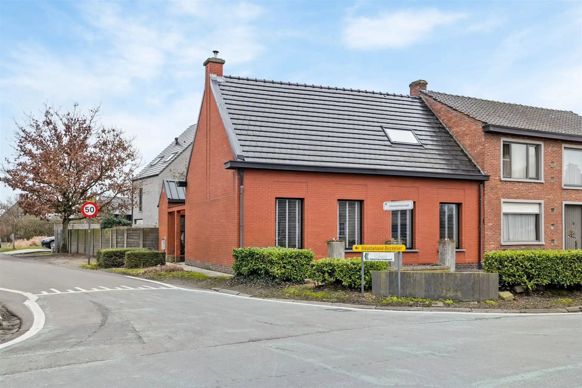 Sfeervolle halfopen bebouwing op een aantrekkelijke woonlocatie (447m²) foto {{pictureIndex}}