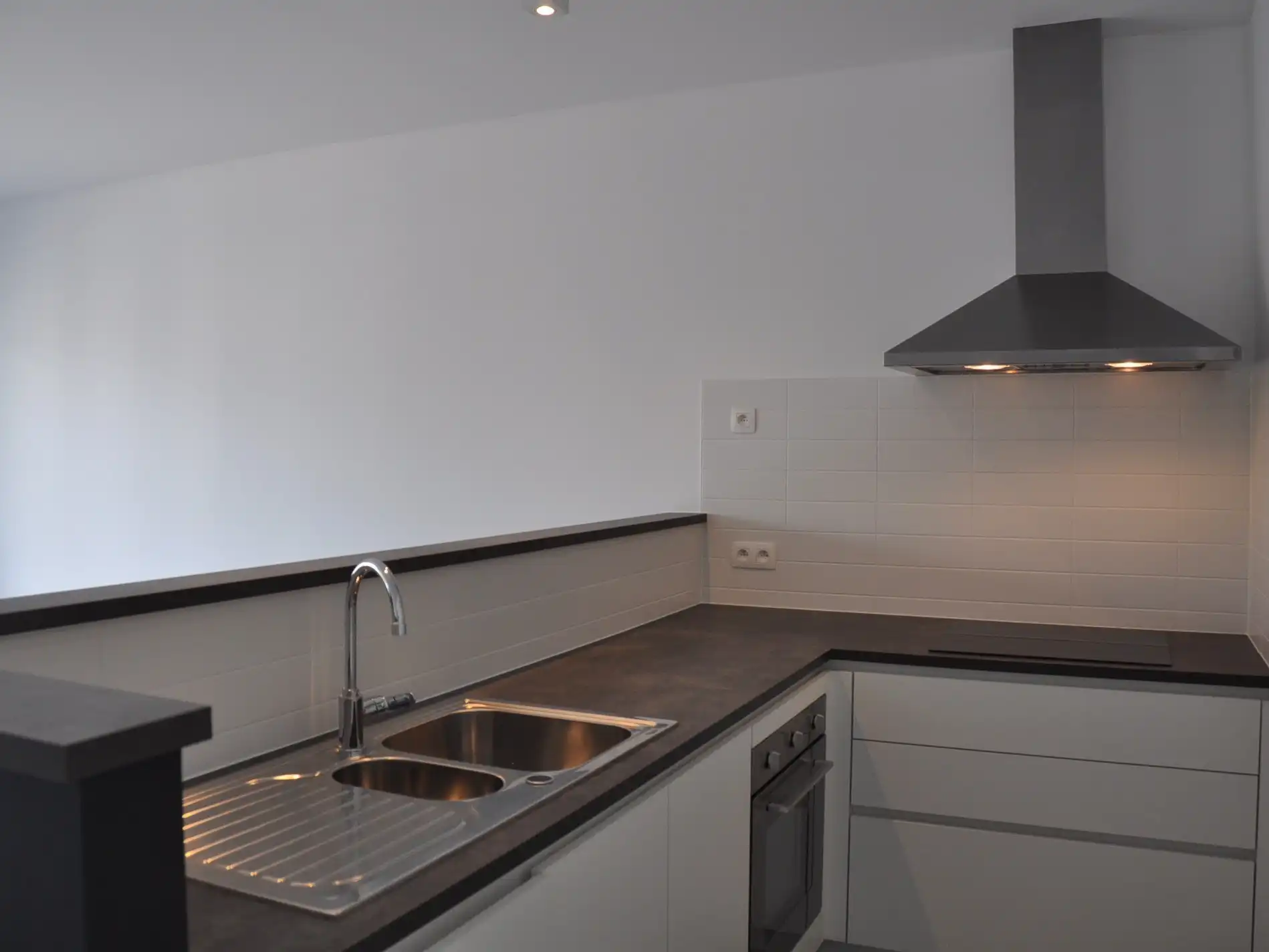 Verzorgd appartement met twee slaapkamers - terras - staanplaats - berging foto 6