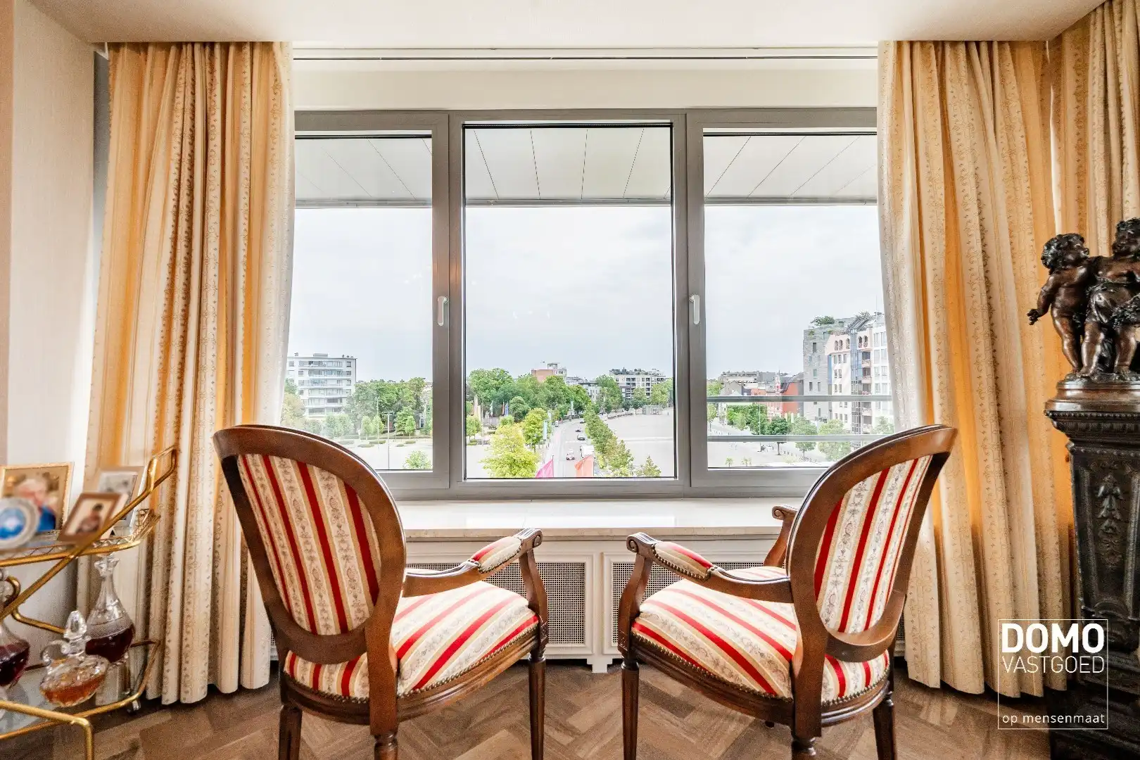 Stijlvol wonen in hartje Hasselt met een uniek uitzicht over het Kolonel Dusartplein foto 11