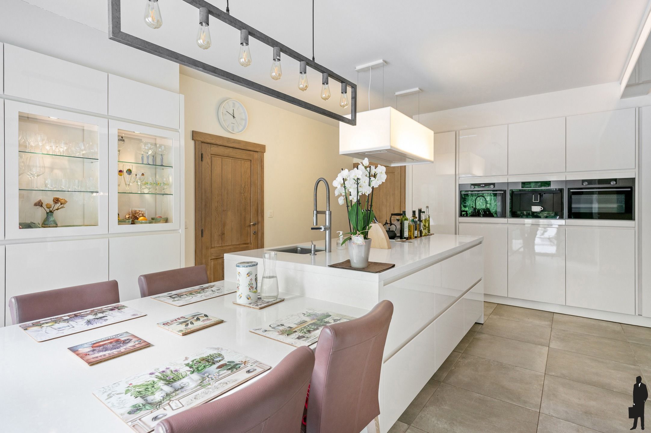 Stijlvol gerenoveerde villa met schitterende tuin en verwarmd zwembad foto 12