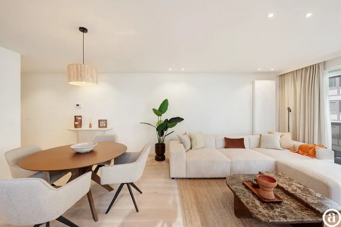Lichtrijk hoekappartement met zijdelings zeezicht, centrum   foto 4