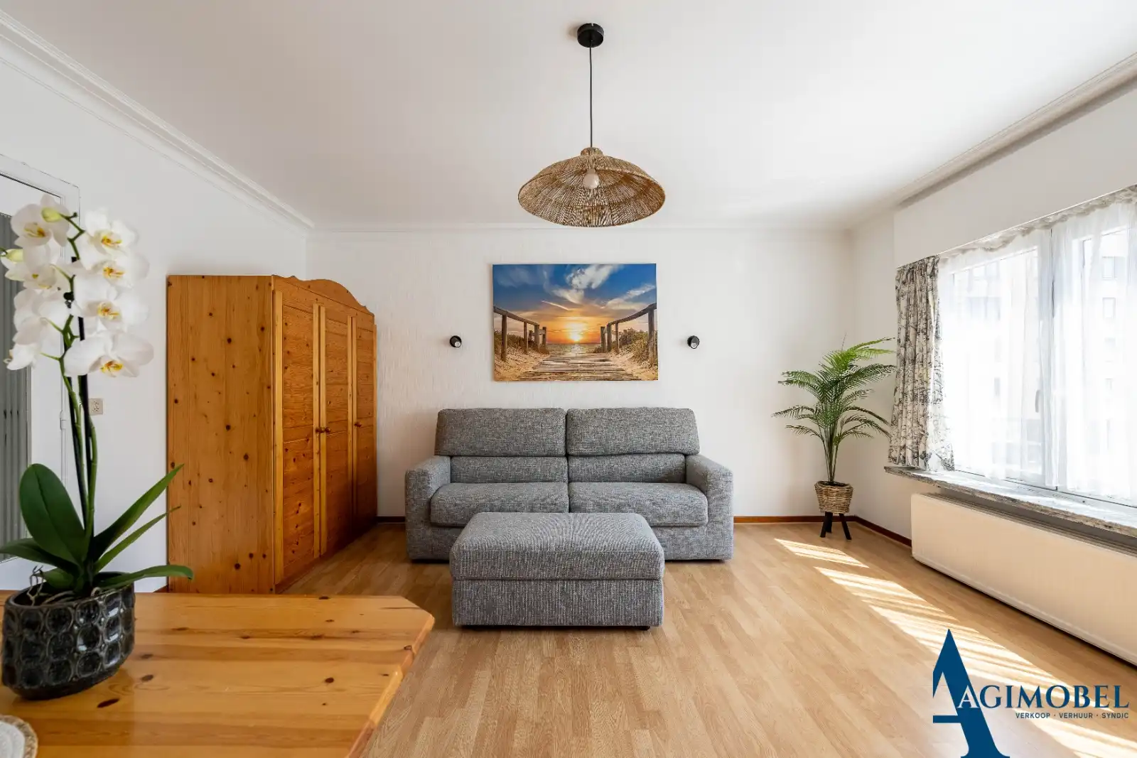 Knus appartement op de eerste verdieping op 25m wandelen van de Zeedijk. foto {{pictureIndex}}