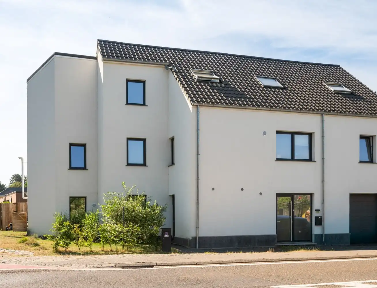 Recente instapklare woning met 4 slpkrs en tuin te Gelrode foto {{pictureIndex}}