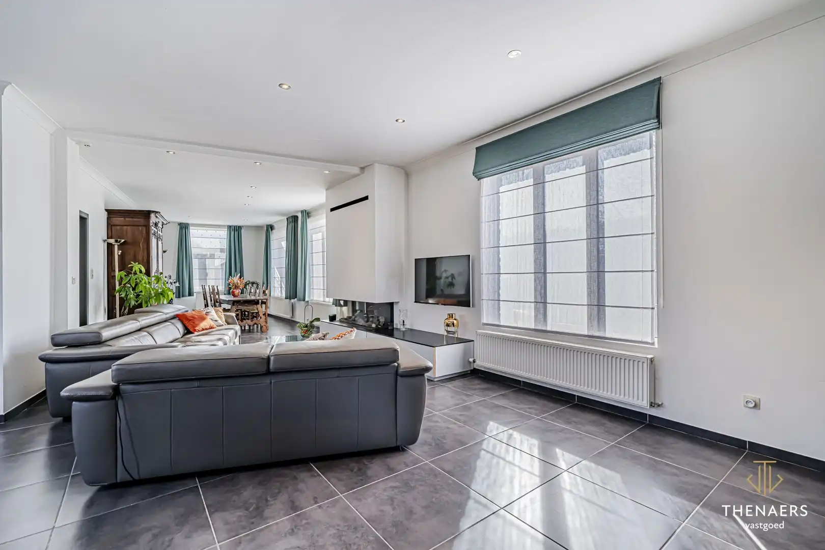 Karaktervolle en uitzonderlijk ruime woning met 5 slpks op&nbsp;een perceel van 36a 60ca. foto 2