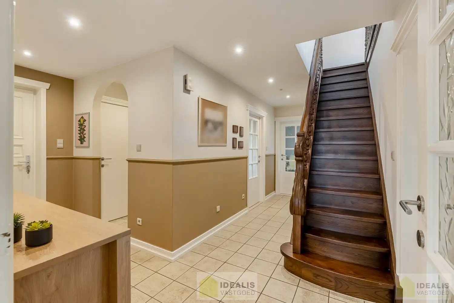 IDEALIS VASTGOED – ROYALE, INSTAPKLARE EN ZEER GOED ONDERHOUDEN GEZINSWONING OP EEN RUIM EN RUSTIG PERCEEL VAN 44A 33CA MET 5 KNAPPE SLAAPKAMERS, HEERLIJKE VERANDA, VRIJSTAANDE GARAGE EN 32 ZONNEPANELEN MÉT CERTIFICATEN ÉN ZONNEBOILER - De woning omvat maar liefst +- 265m² bewoonbare oppervlakte met ruime woonkamer, uitgeruste keuken, 5 slaapkamers, badkamer, vrijstaande garage én 32 zonnepanelen. De woning is rustig gelegen op een perceel met een opp. van 44a 33ca. foto 21