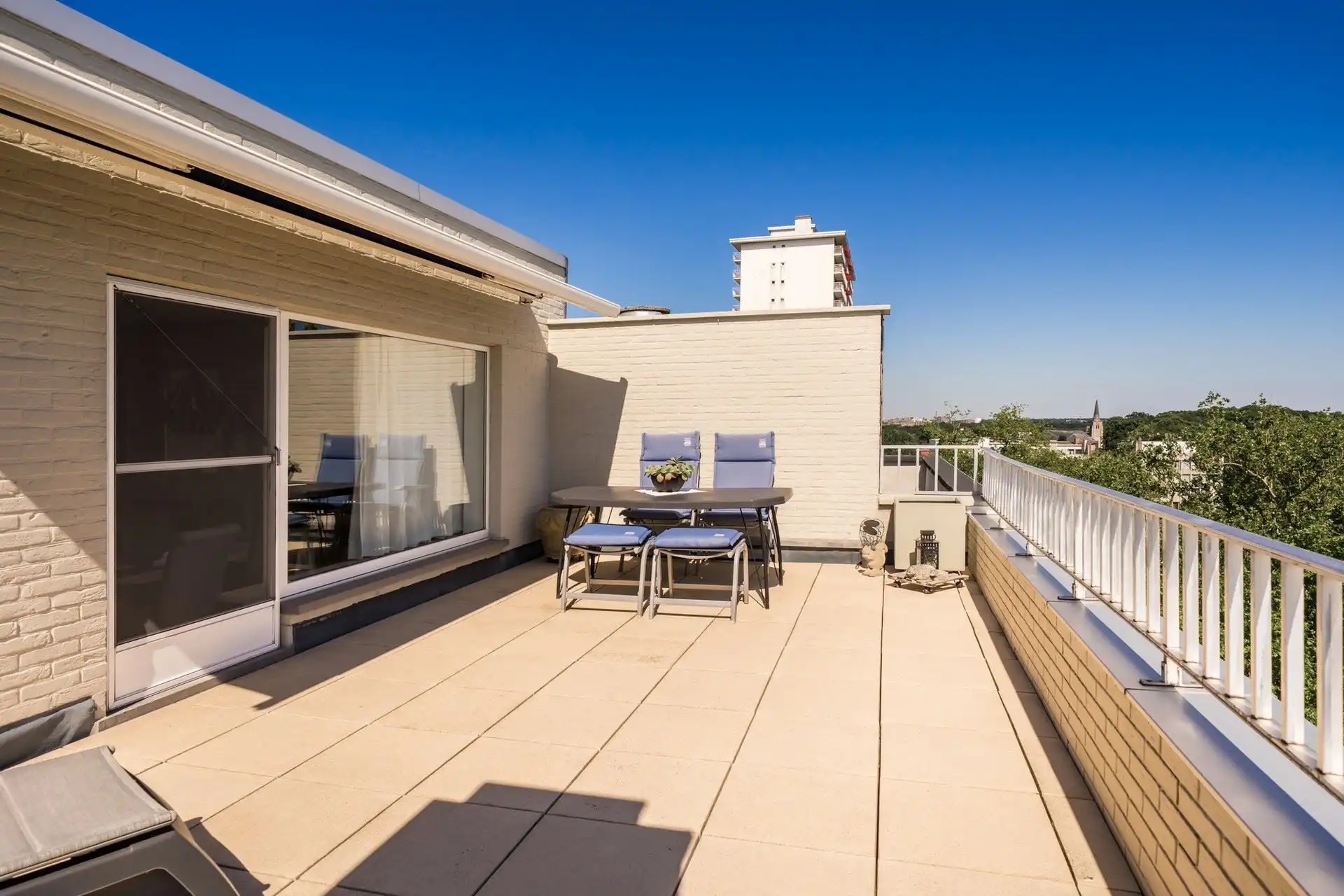 Op te frissen penthouse met groot dakterras foto 4