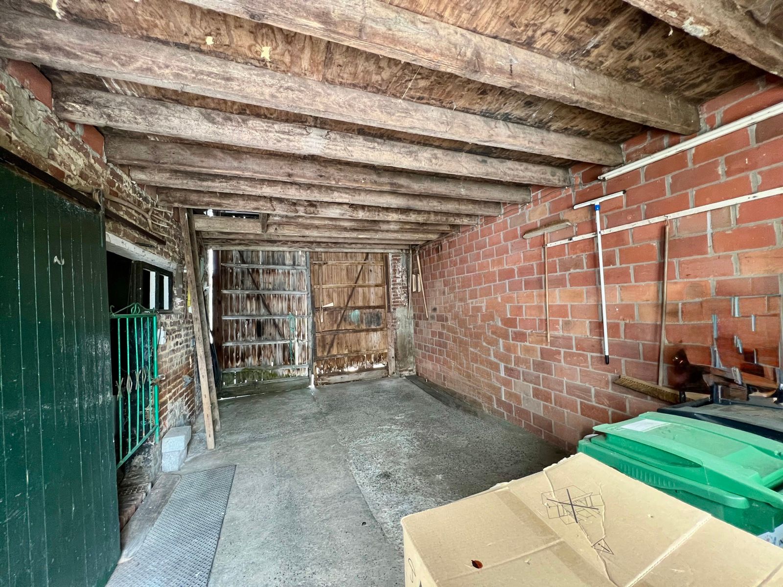 Hoeve met woning, stal en schuur met authentieke elementen. foto 22