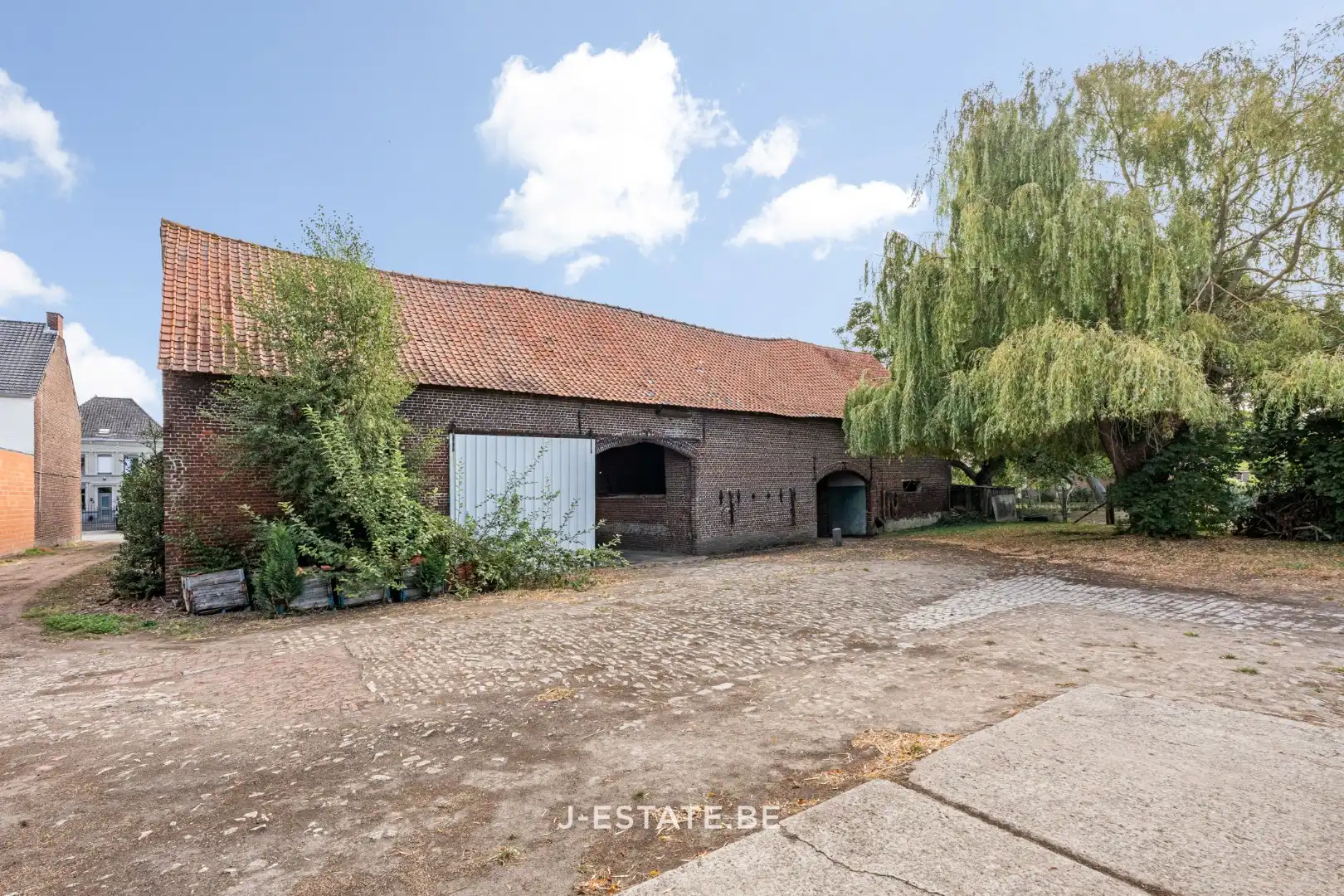 Authentieke vierkantshoeve met binnenplaats, bijgebouwen en prachtig uitzicht foto 4