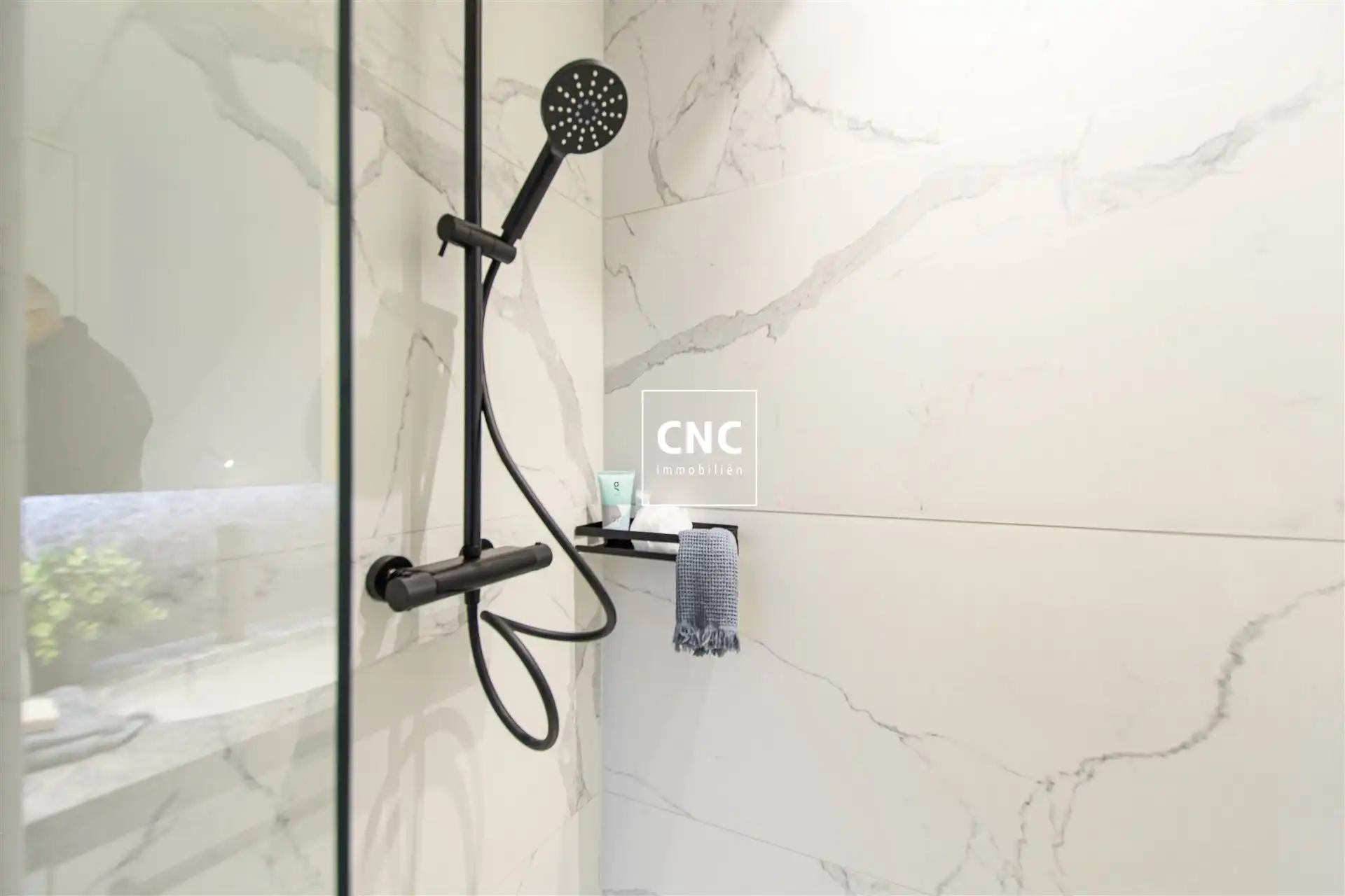 Gerenoveerde penthouse met grote terrassen nabij de zeedijk foto 22