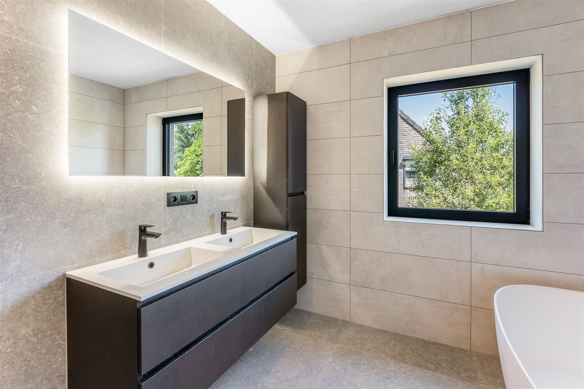 PRACHTIG AFGEWERKTE NIEUWBOUWWONING (195m²)  MET 3 SLAAPKAMERS + ZOLDER EN AFGEWERKTE TUIN TE BERINGEN foto 12