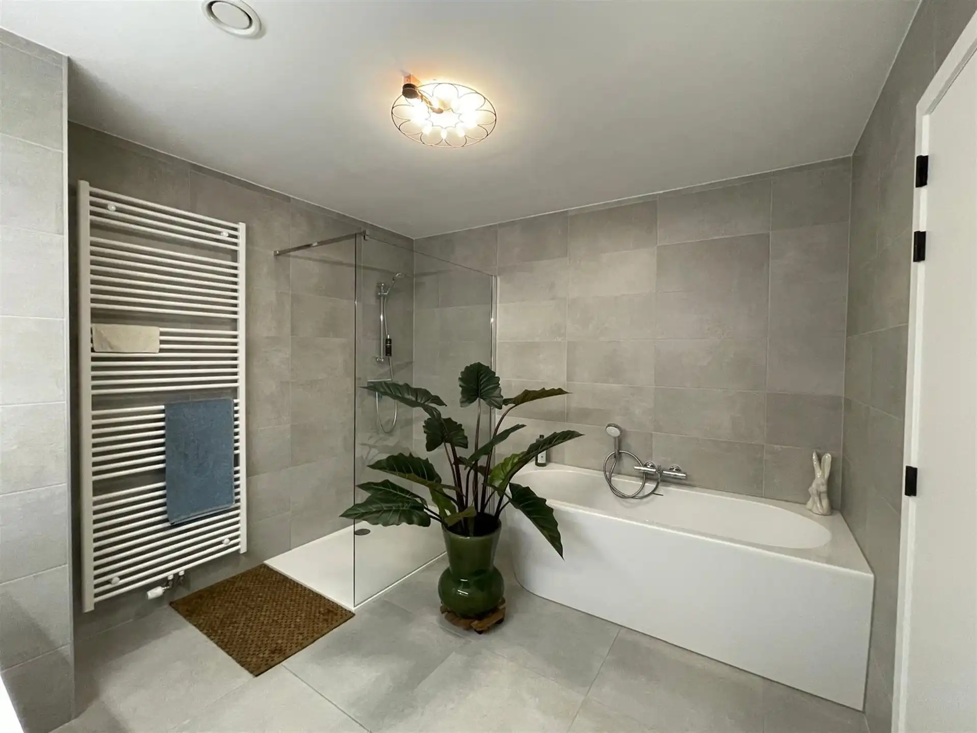 ZEER RUIME KWALITATIEVE WONING MET INPANDIGE GARAGE foto 28