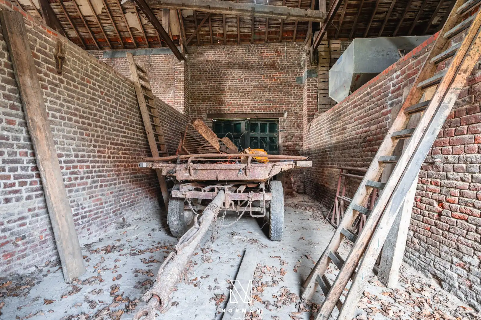 Unieke erfgoedhoeve op 33400 m² met dreef, bijgebouwen en landelijke vergezichten foto 21