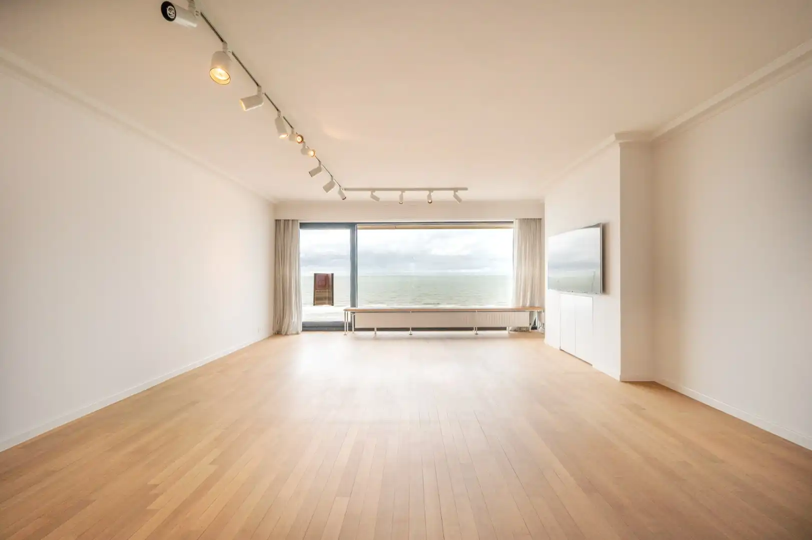 Ongemeubeld appartement, in de gerenommeerde residentie “Globe”, prachtig gelegen op de Zeedijk in het Zoute foto 3