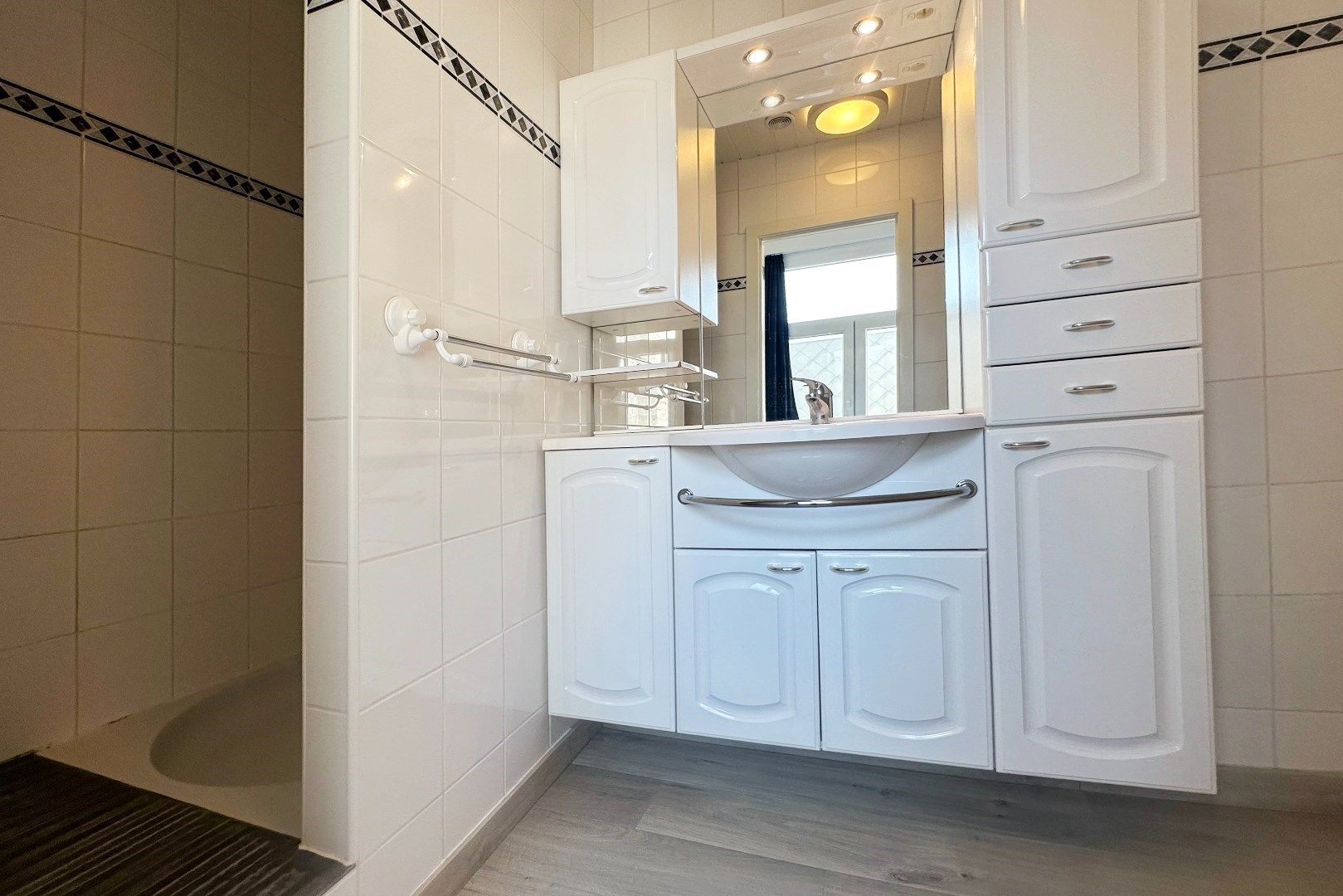 Prachtige interbellumwoning onderverdeeld in drie ruime appartementen foto 10