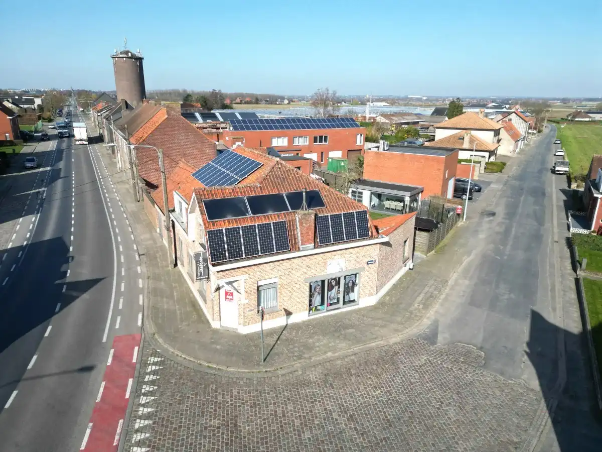 Passendale – Ruime hoekwoning met tuin, poolhouse en praktijkruimte foto {{pictureIndex}}