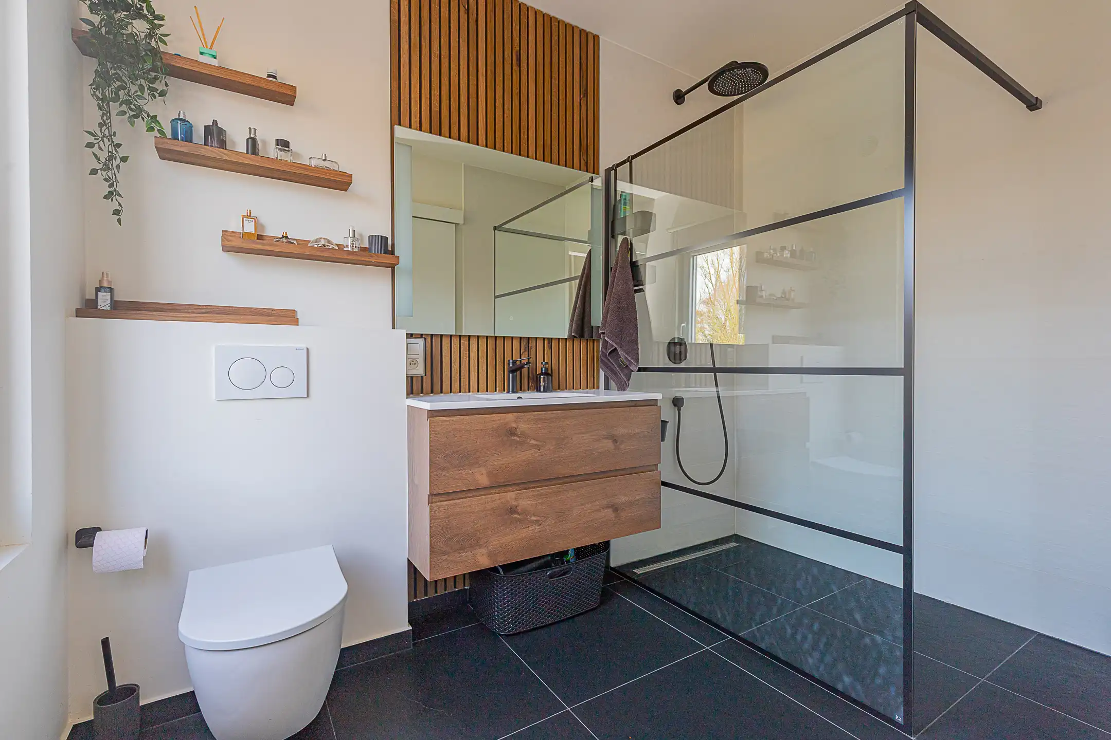 HERZELE- Recent gerenoveerde woning op centrale locatie  foto 18