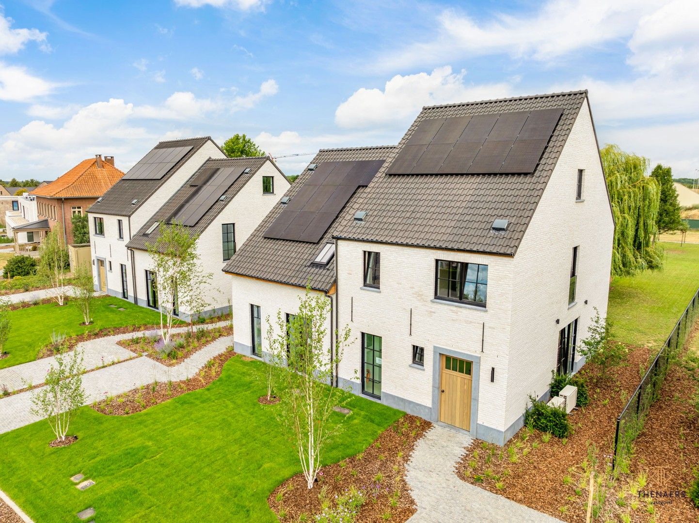 INSTAPKLARE LUXE EN ENERGIEZUINIGE NIEUWBOUWWONING MET 3 SLAAPKAMERS EN AANGELEGDE TUIN. foto {{pictureIndex}}