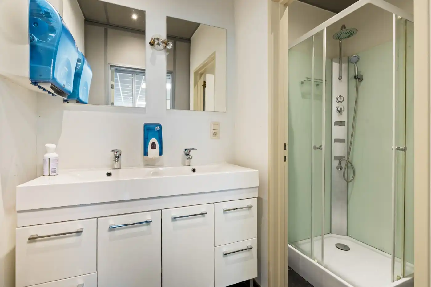 Ruime, volledig ingerichte kantoorruimte van 200 m² in hartje Stabroek foto 10