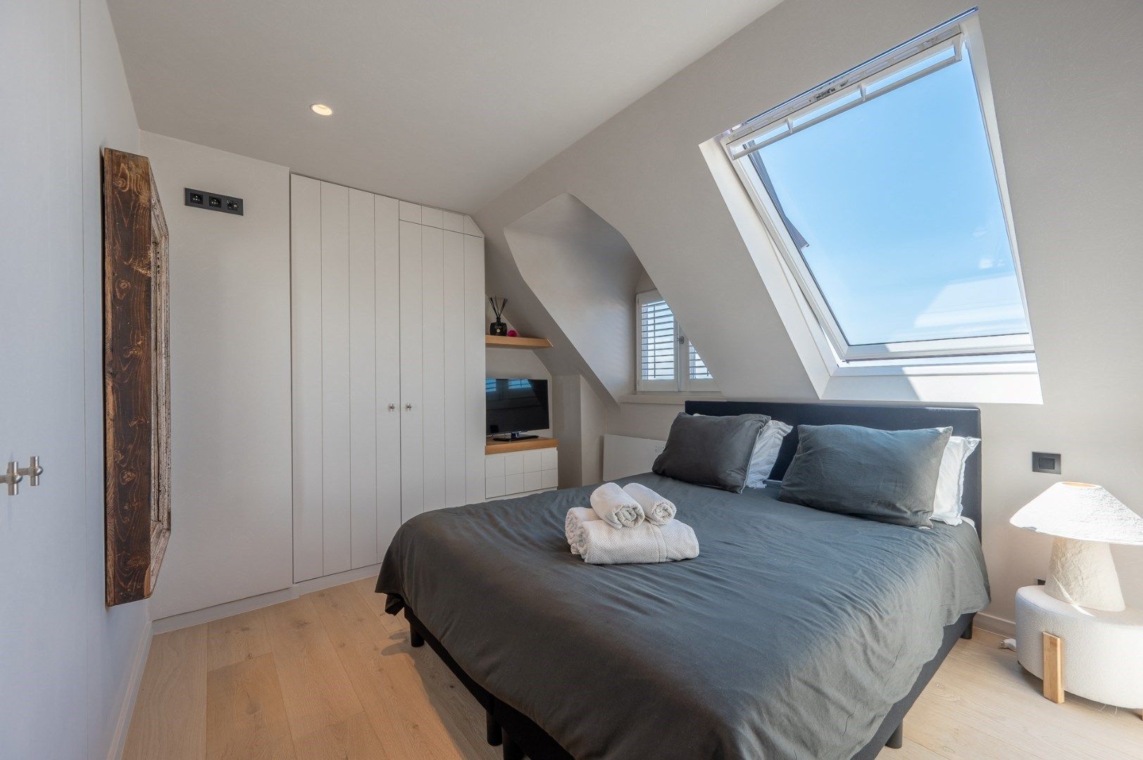 Luxueus gerenoveerd duplex dakappartement met mooie zonneterrassen gelegen in het centrum van Knokke. foto 26