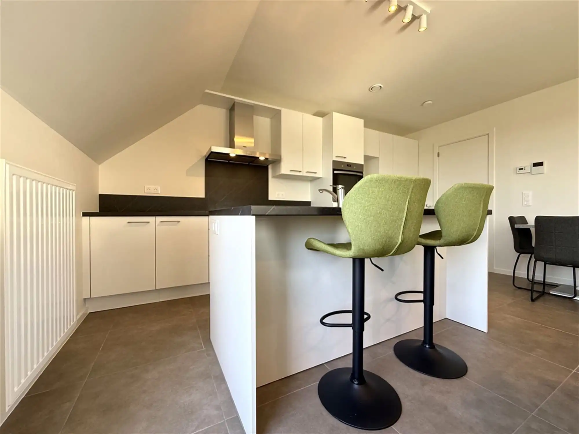 Recent, instapklaar APPARTEMENT met 2 slaapkamers, terras & overdekte autostaanplaats foto 5