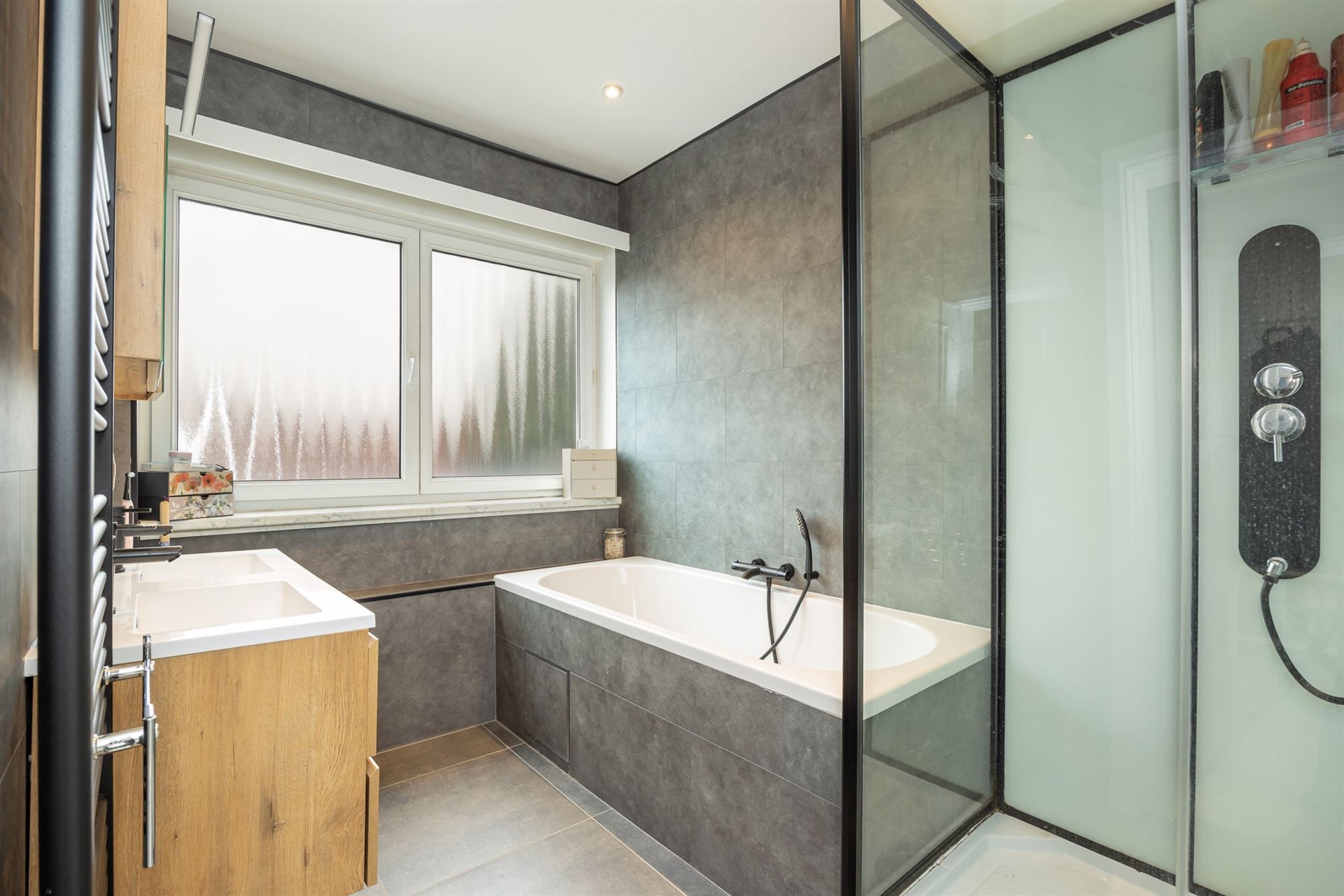 Lichtrijke app. met 3 slpk. en veranda  foto 10