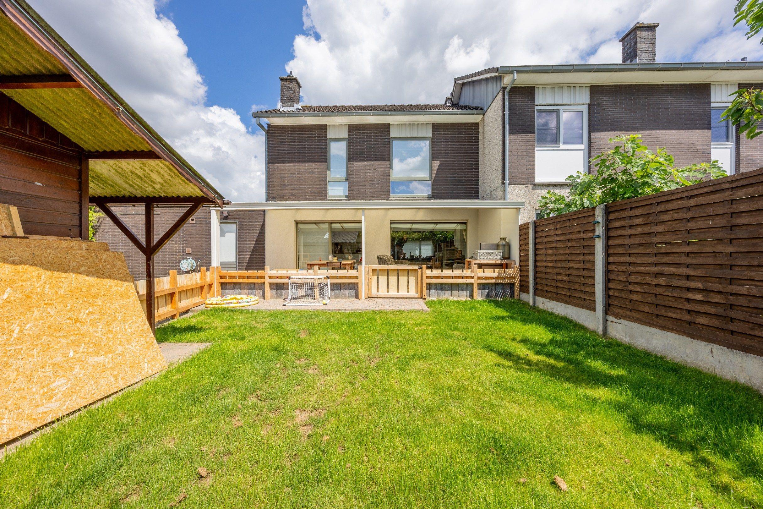 KLOEKE HALFOPEN WONING MET TUIN EN GARAGE  foto 3