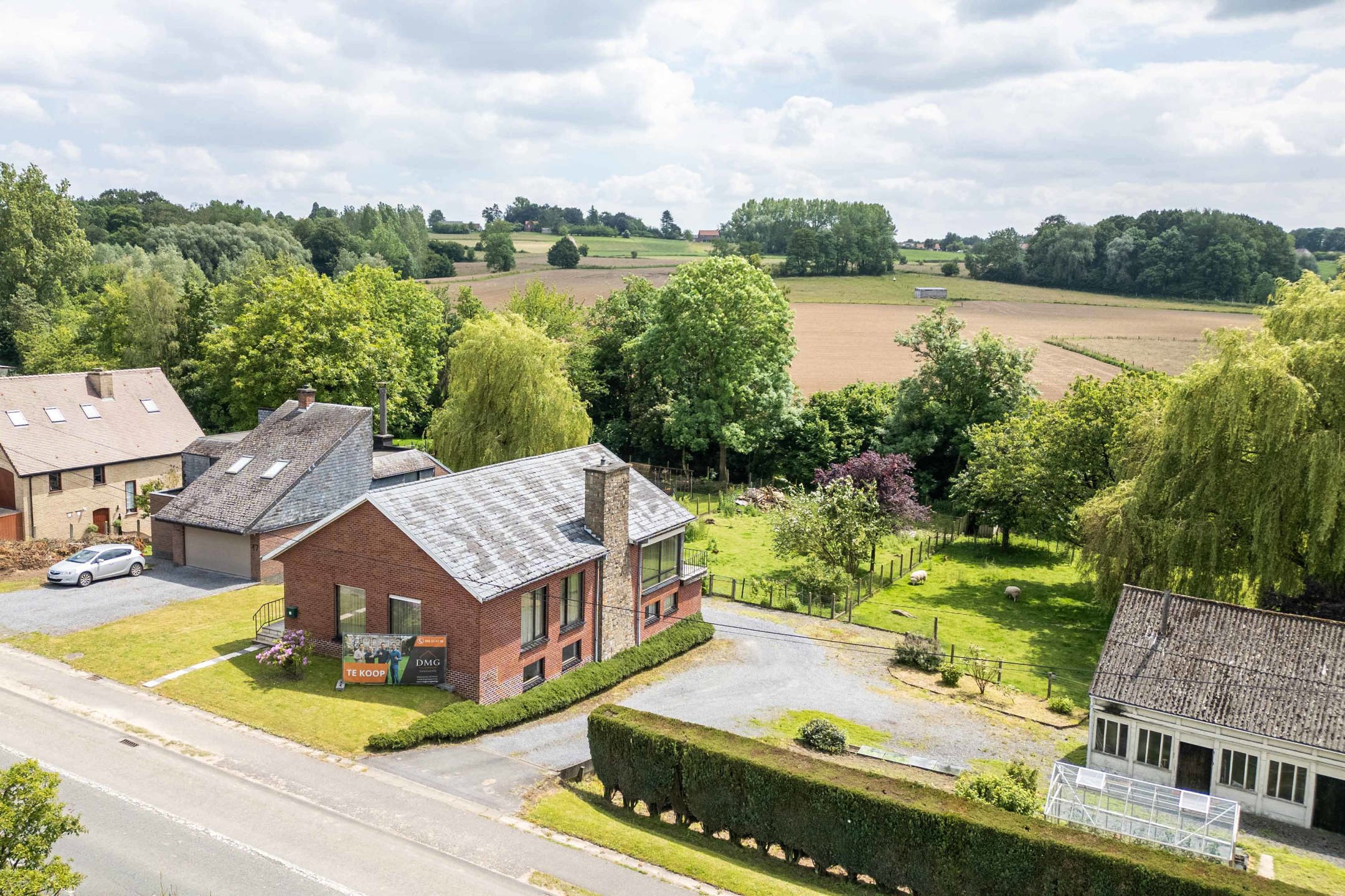 Te renoveren/op te frissen solide alleenstaande woning foto 1