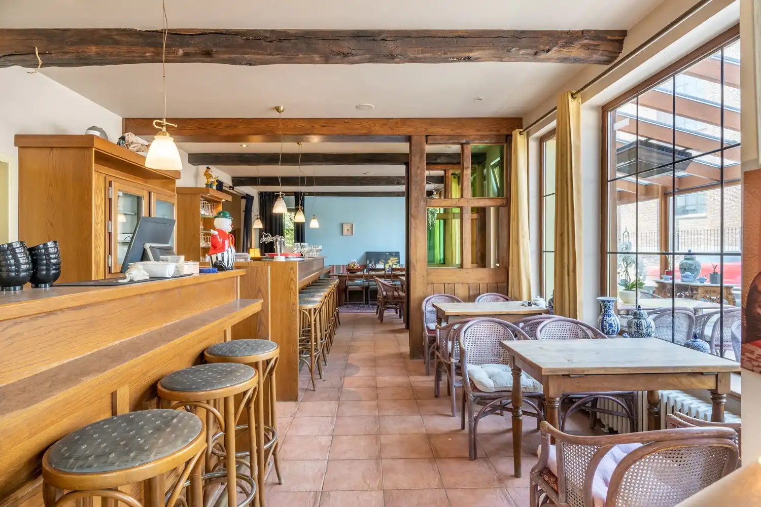 Zeer gunstig gelegen handelshuis op een ruim perceel grond foto 3