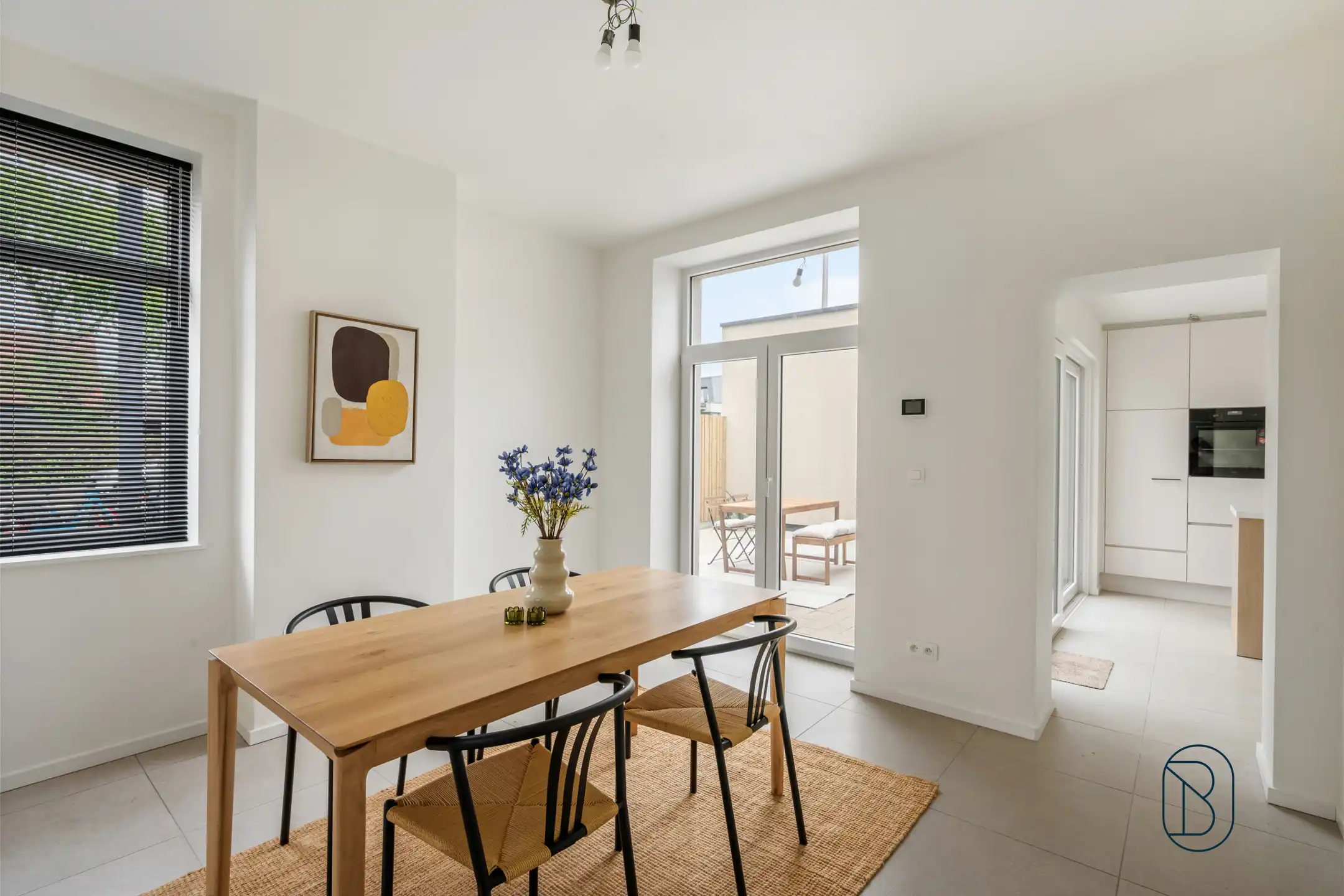 Kwalitatief gerenoveerde woning met 3 slk en leuk terras!  foto 3
