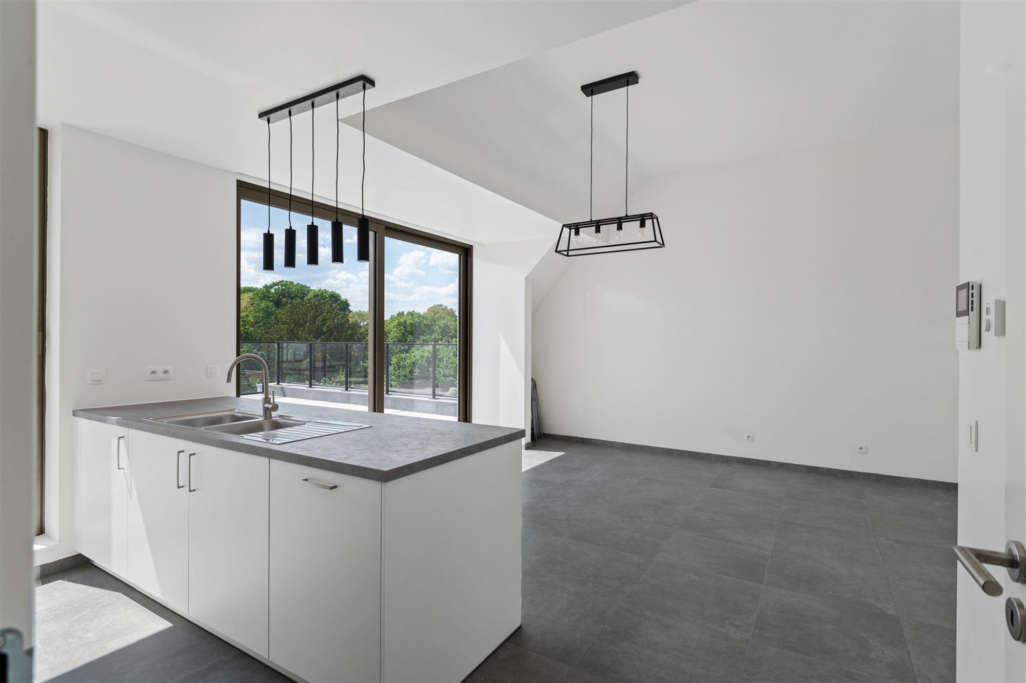 Ruim dakappartement met knap terras, in het landelijke dorpscentrum van Grasheide. foto 5