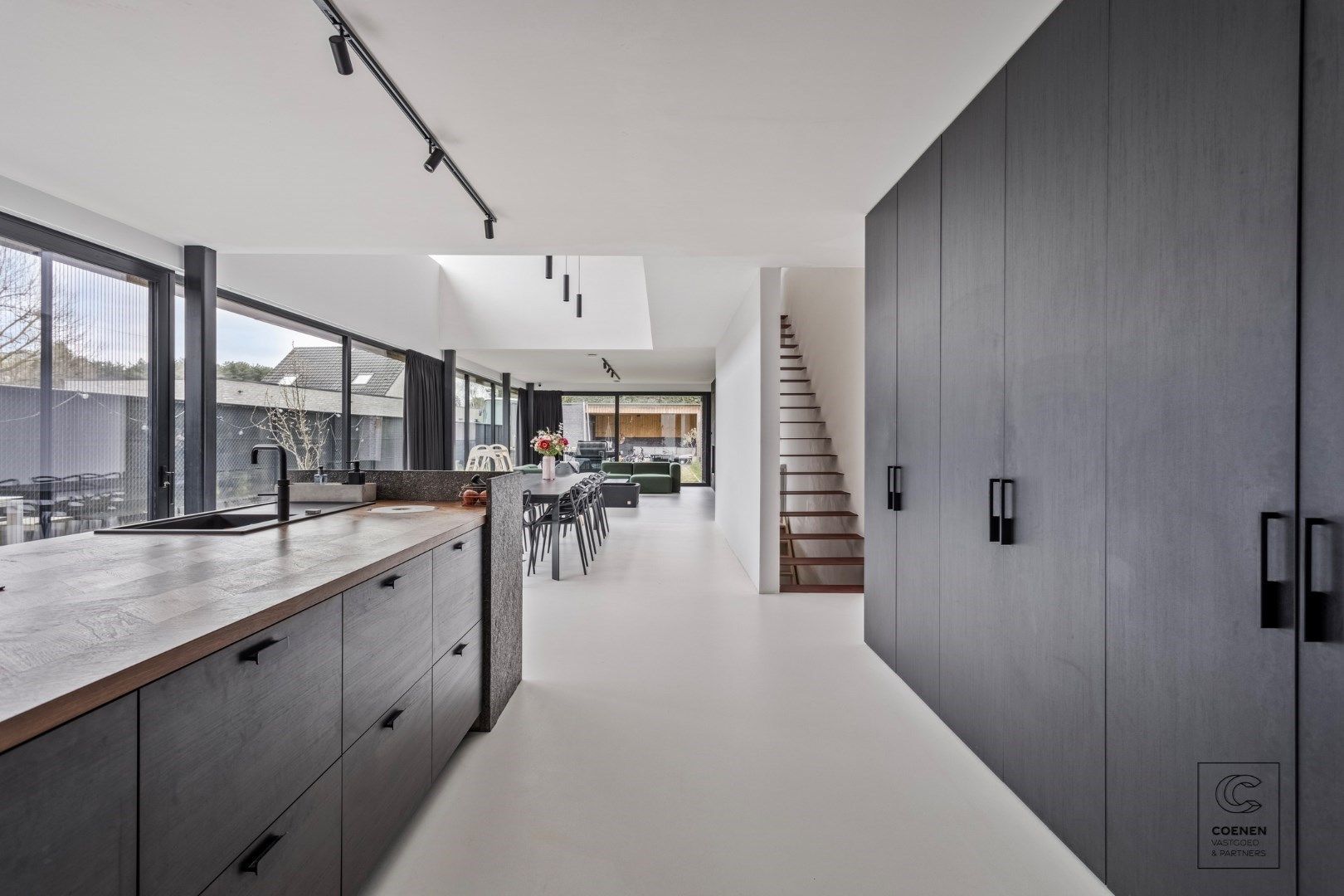 Prachtig verder af te werken HOB van 320 m² in een doodlopende straat! foto {{pictureIndex}}