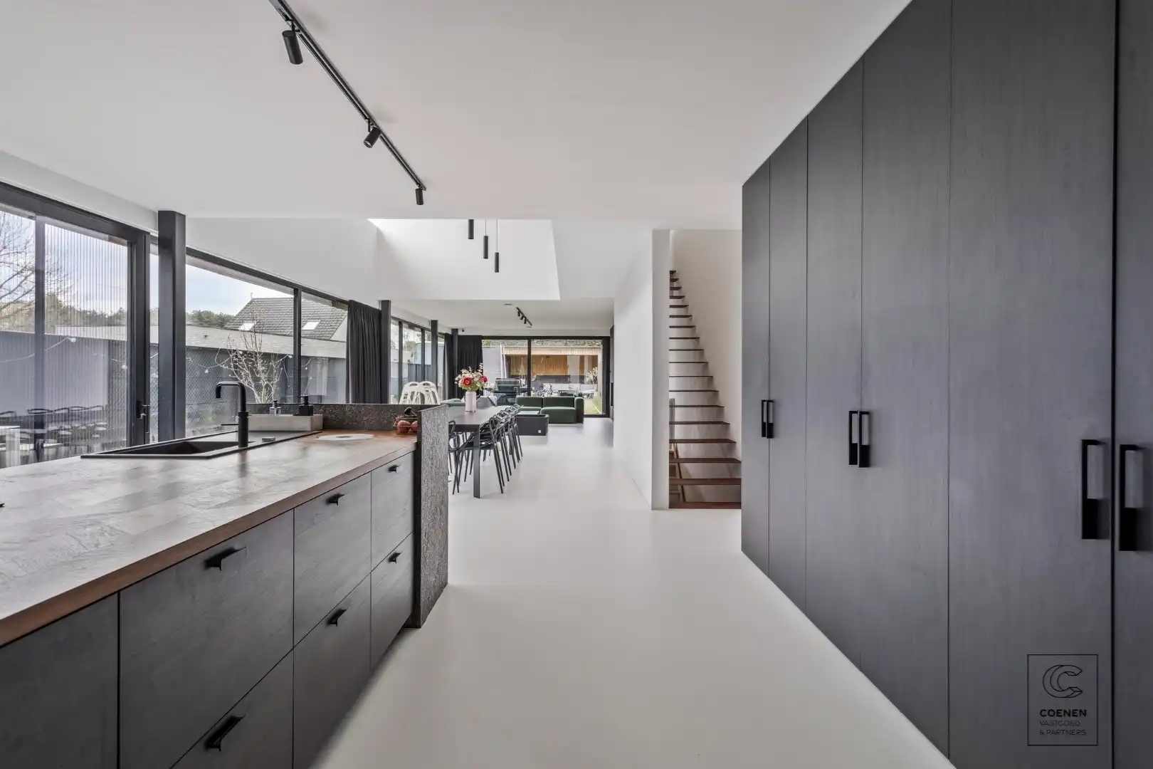 Prachtig verder af te werken HOB van 320 m² in een doodlopende straat! foto {{pictureIndex}}