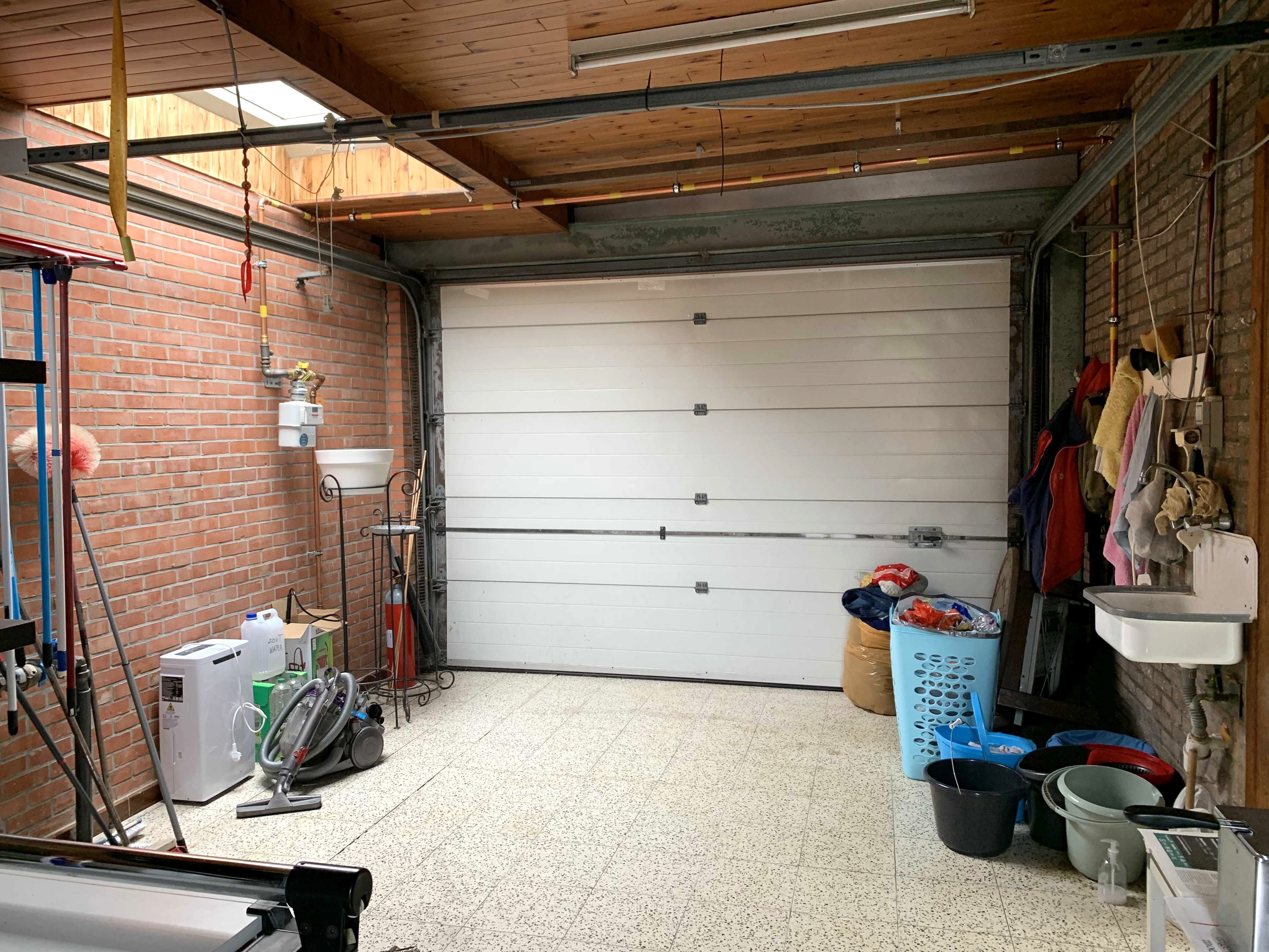 Ruime woning met 4 magazijnen foto 13