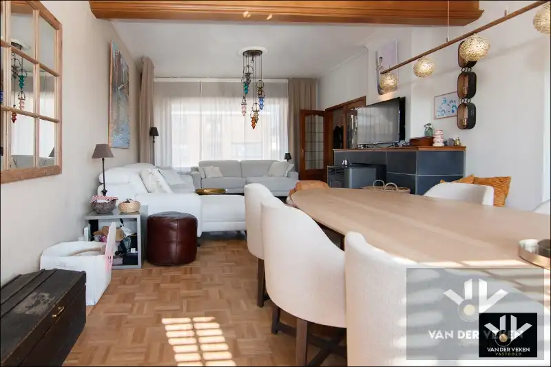 Stijlvolle, ruime en grotendeels gerenoveerde gezinswoning eenvoudig aan te passen naar EPC C vlak aan het cetrum foto 4