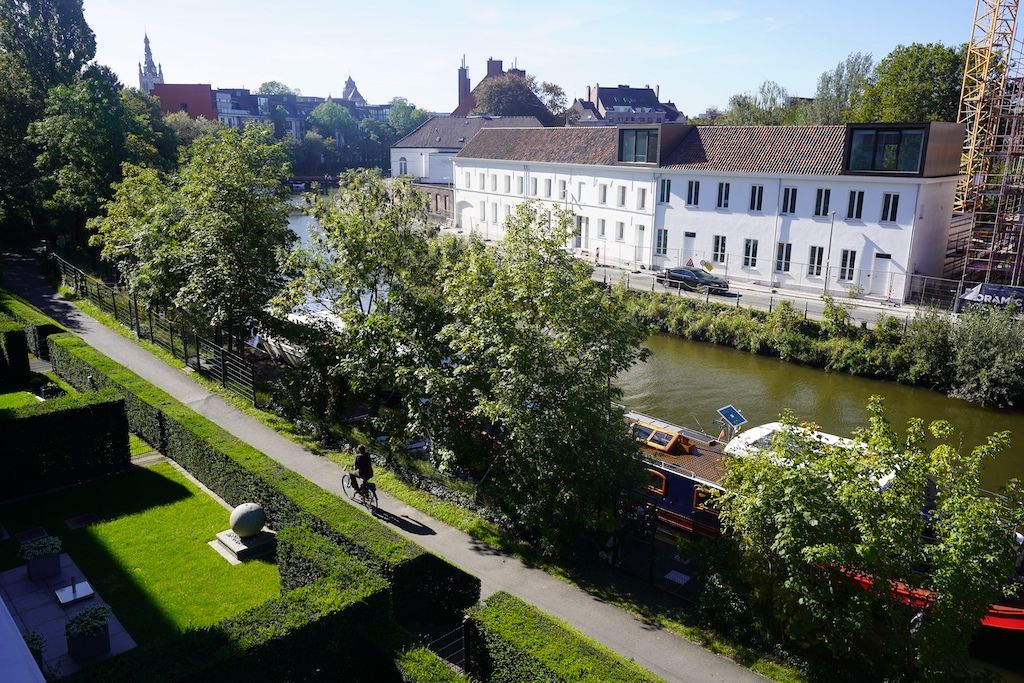 Laat jullie verrassen en bezoek dit smaakvol en buitengewoon appartement! foto 1