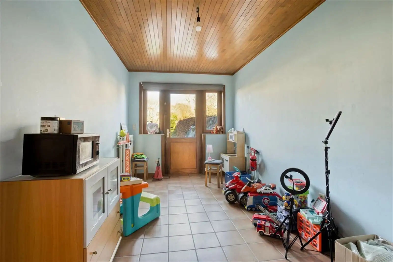 Ruime 3-gevel woning (274m²) met 3 slaapkamers, grote garage en mooie tuin foto 9