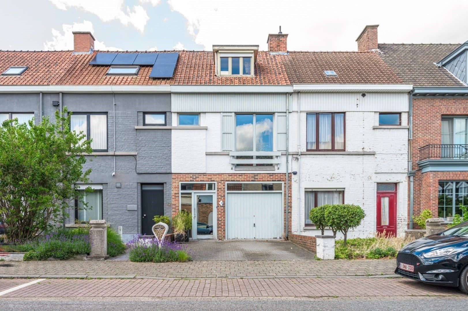 Hoofdfoto van de publicatie: Gesloten bebouwing met stadstuin, oprit, garage en 4 kamers